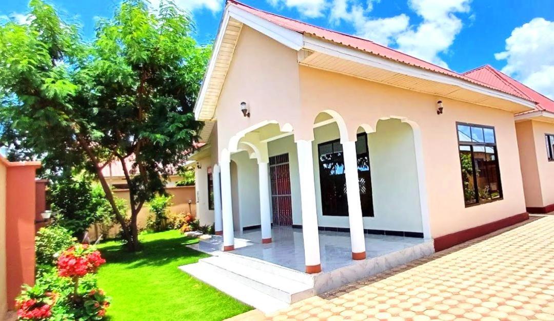 Safi House Bed & Breakfast Boma la Ngombe ภายนอก รูปภาพ
